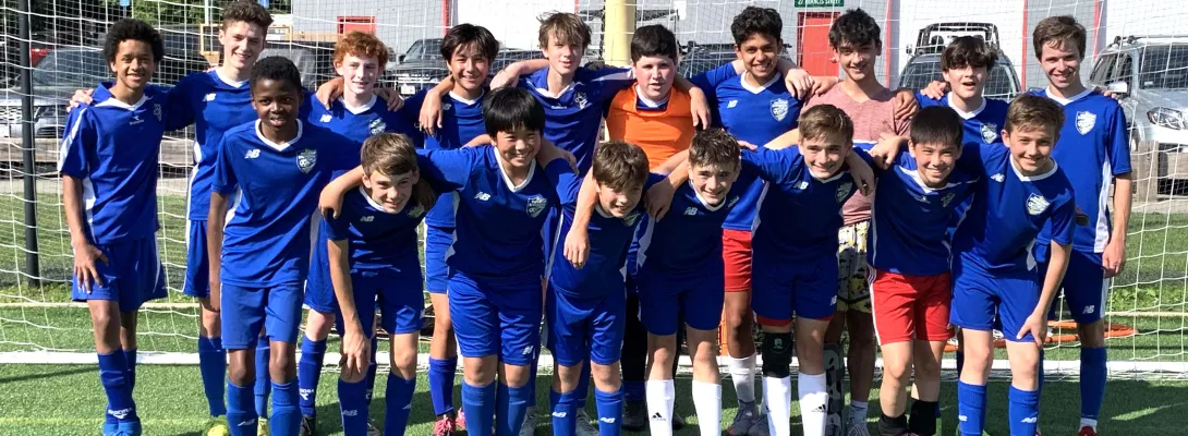 Boys 7-8 grade lightning team posing for a team photo in front of the goal